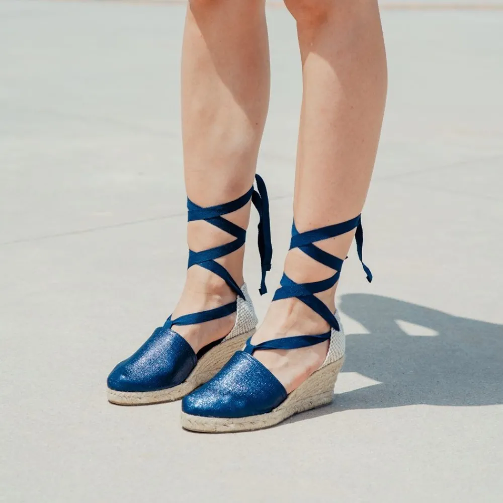 espadrillas_con_zeppa_med_3-6.webp Espadrillas | Sandali Con Zeppa | Mañana Espadrillas con Zeppa Media e Laccio alla caviglia "501" - Laminato Blu