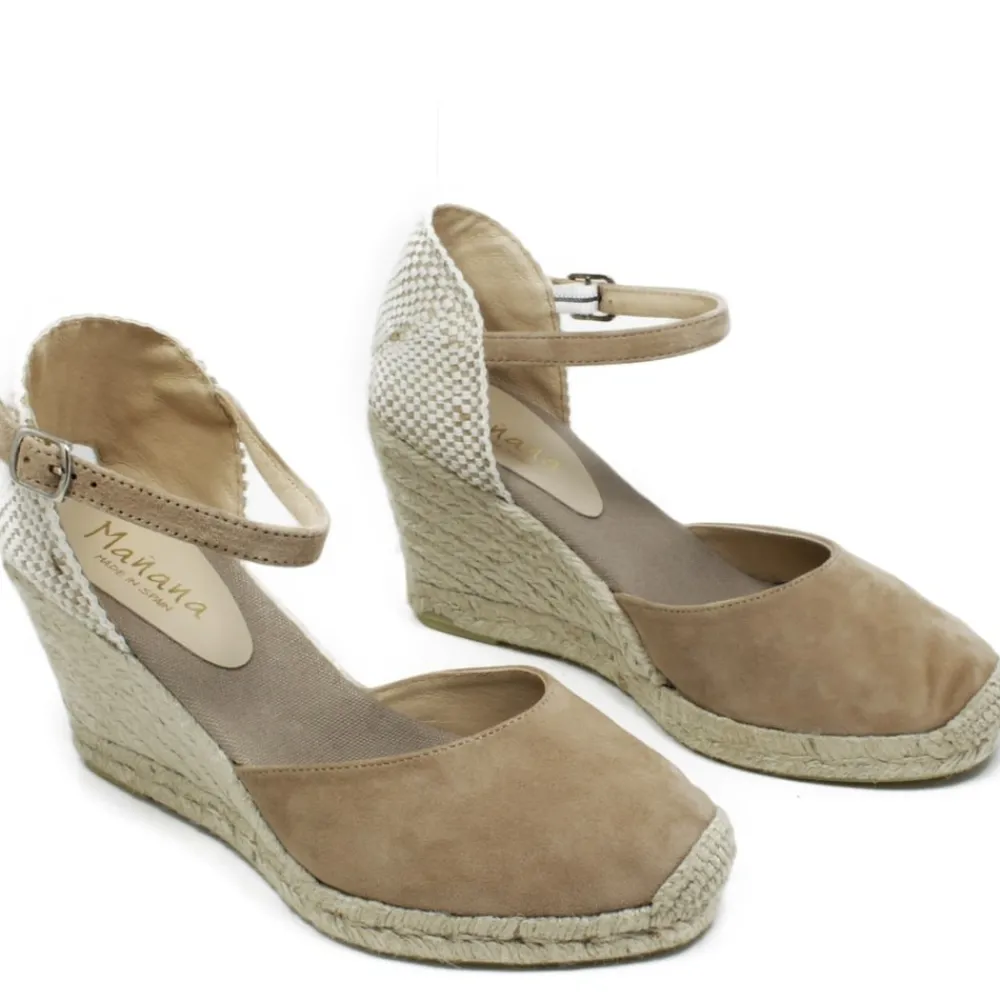 espadrillas_in_camoscio_c_0-2.webp Espadrillas | Sandali Con Zeppa | Mañana Espadrillas in Camoscio con Zeppa Alta e Cinturino "712" - Taupe
