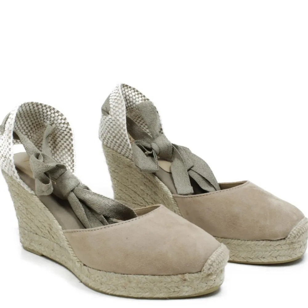 espadrillas_in_camoscio_c_0-4.webp Espadrillas | Sandali Con Zeppa | Mañana Espadrillas in Camoscio con Zeppa Alta e Laccio alla Caviglia "802" - Taupe