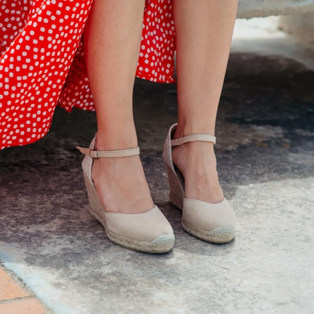 espadrillas_in_camoscio_c_1-2.webp Espadrillas | Sandali Con Zeppa | Mañana Espadrillas in Camoscio con Zeppa Alta e Cinturino "712" - Taupe