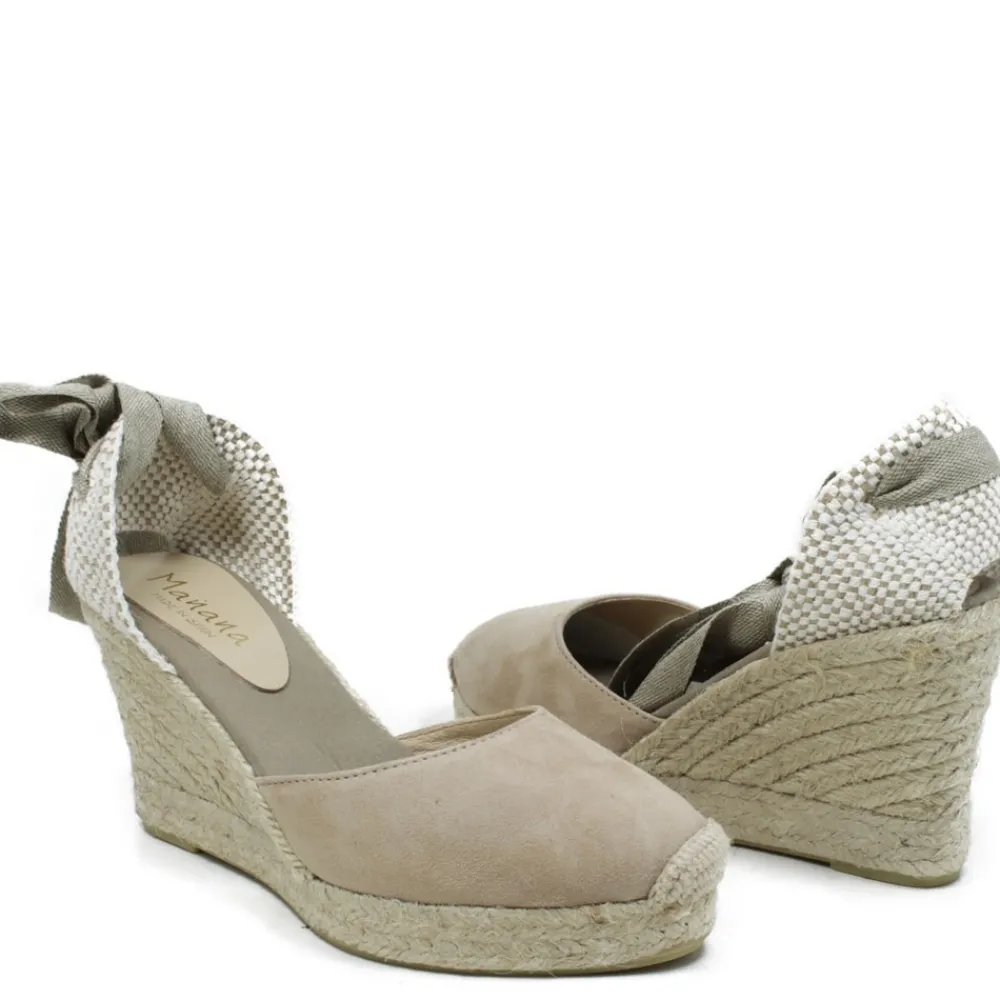espadrillas_in_camoscio_c_1-4.webp Espadrillas | Sandali Con Zeppa | Mañana Espadrillas in Camoscio con Zeppa Alta e Laccio alla Caviglia "802" - Taupe