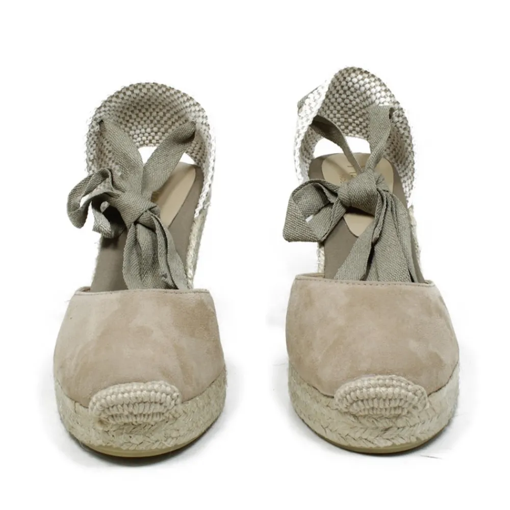 espadrillas_in_camoscio_c_2-4.webp Espadrillas | Sandali Con Zeppa | Mañana Espadrillas in Camoscio con Zeppa Alta e Laccio alla Caviglia "802" - Taupe