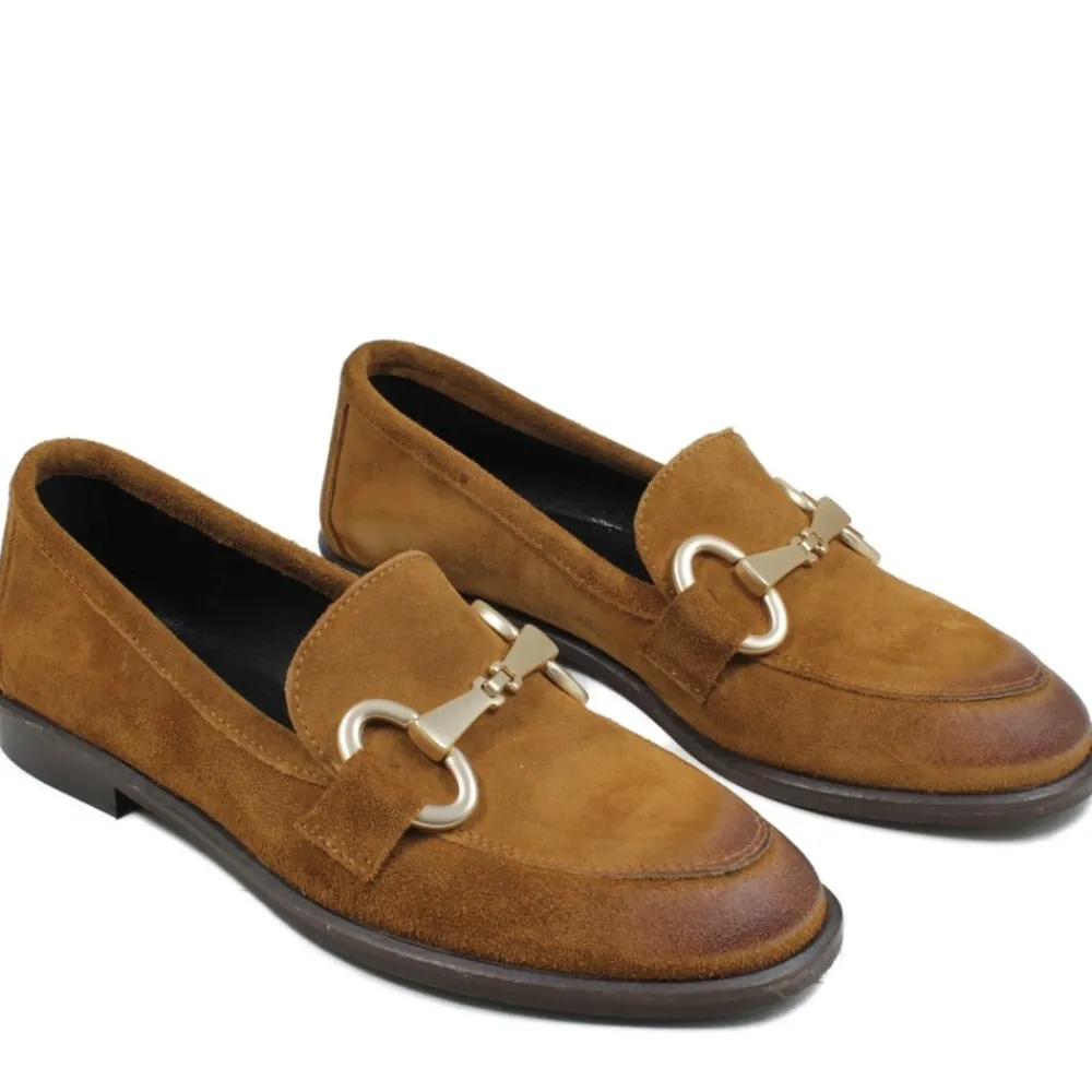 mocassini_da_donna_in_cam_0-3.webp Stringate & Mocassini | In Time Mocassini da Donna in camoscio con morsetto "MADAME" - Cuoio