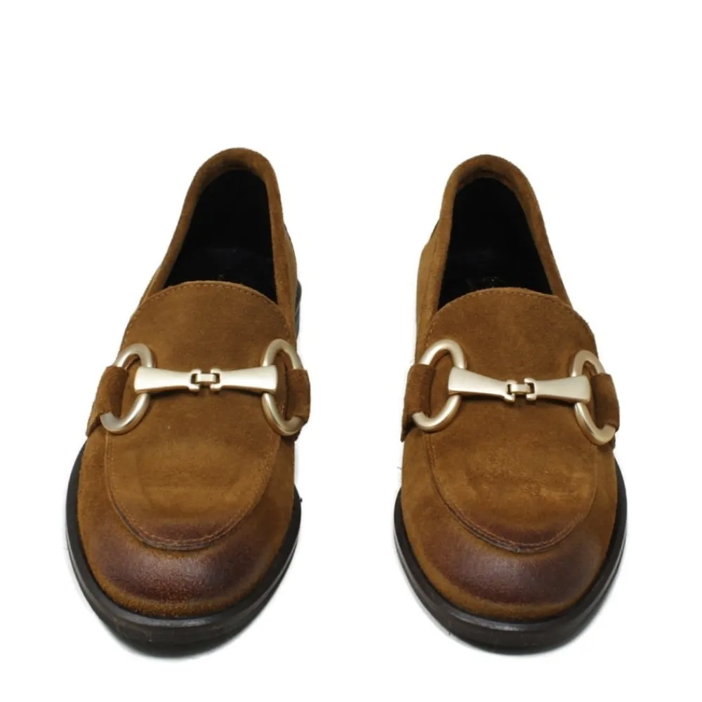 mocassini_da_donna_in_cam_1-3.webp Stringate & Mocassini | In Time Mocassini da Donna in camoscio con morsetto "MADAME" - Cuoio