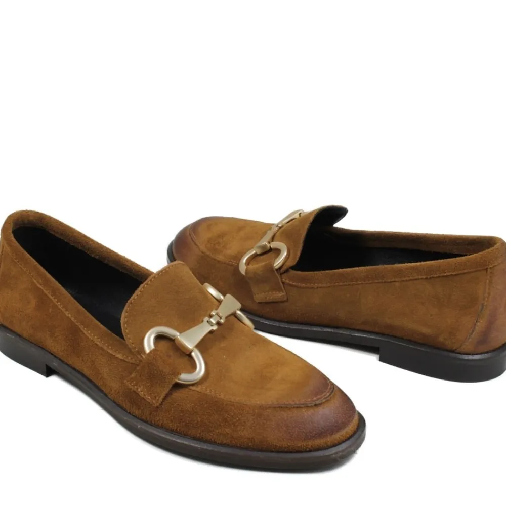 mocassini_da_donna_in_cam_2-3.webp Stringate & Mocassini | In Time Mocassini da Donna in camoscio con morsetto "MADAME" - Cuoio