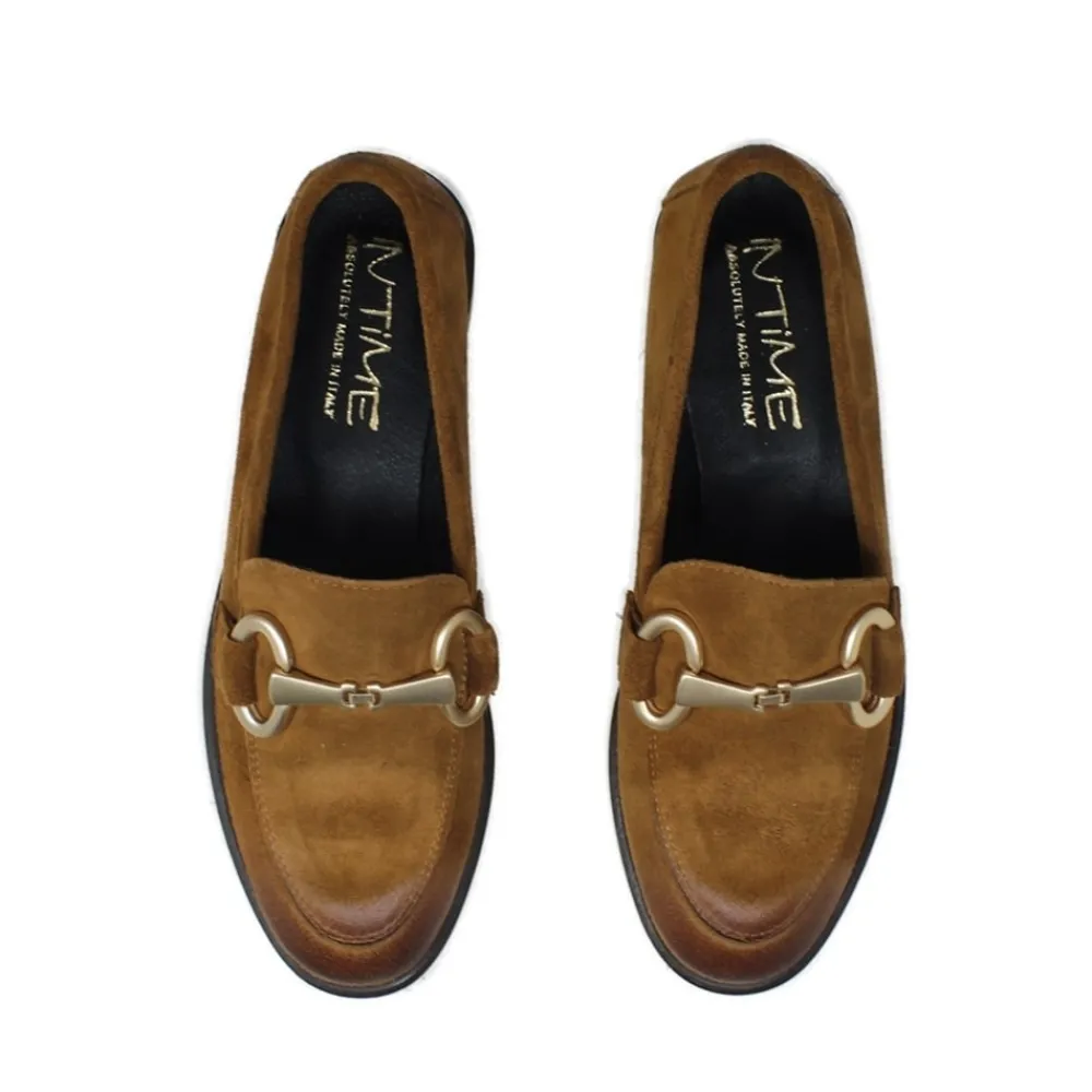 mocassini_da_donna_in_cam_3-2.webp Stringate & Mocassini | In Time Mocassini da Donna in camoscio con morsetto "MADAME" - Cuoio