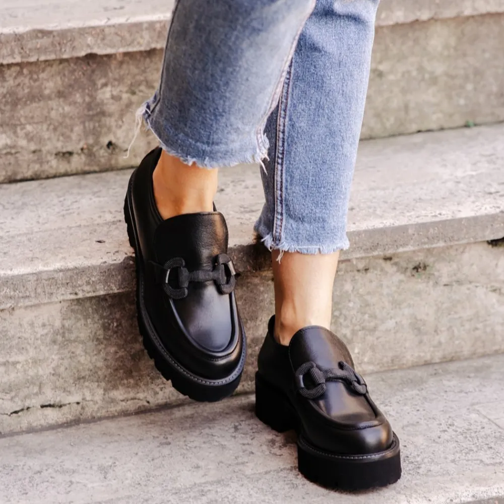 mocassini_da_donna_in_pel_1-3.webp Stringate & Mocassini | In Time Mocassini da Donna in pelle su platform con accessorio "CRAIG" - Nero