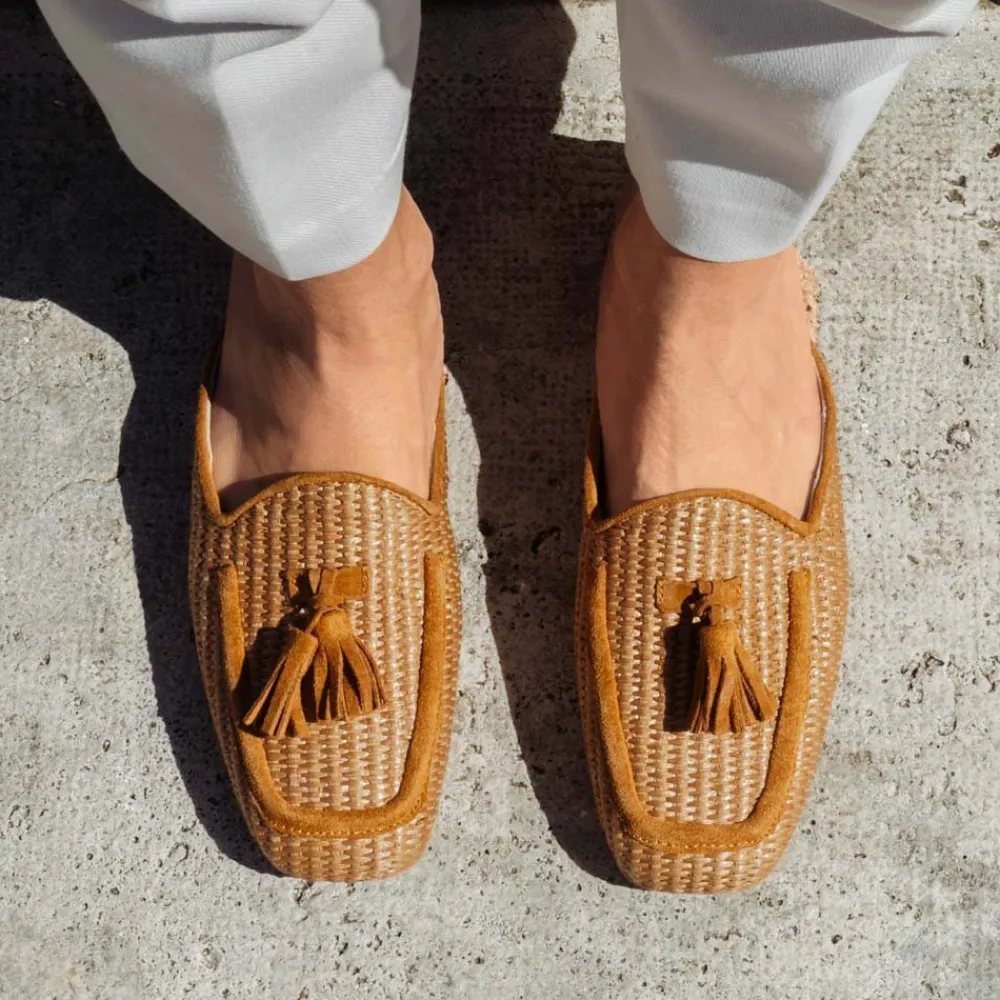 sabot_flat_in_rafia_e_cam_1-1.webp Stringate & Mocassini | Sabot | Personal Sabot Flat in Rafia e Camoscio con Nappine "CAPRI" - Cuoio