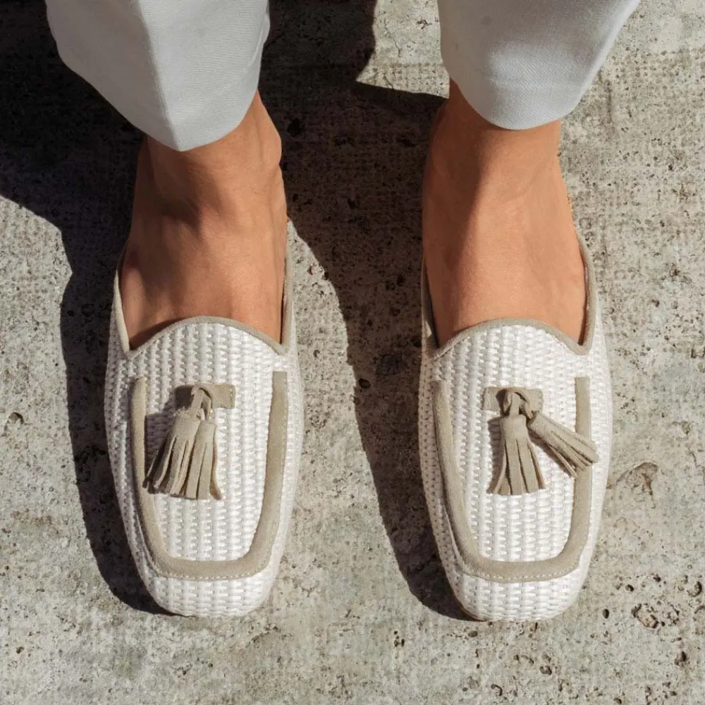 sabot_flat_in_rafia_e_cam_1-2.webp Stringate & Mocassini | Sabot | Personal Sabot Flat in Rafia e Camoscio con Nappine "CAPRI" - Beige