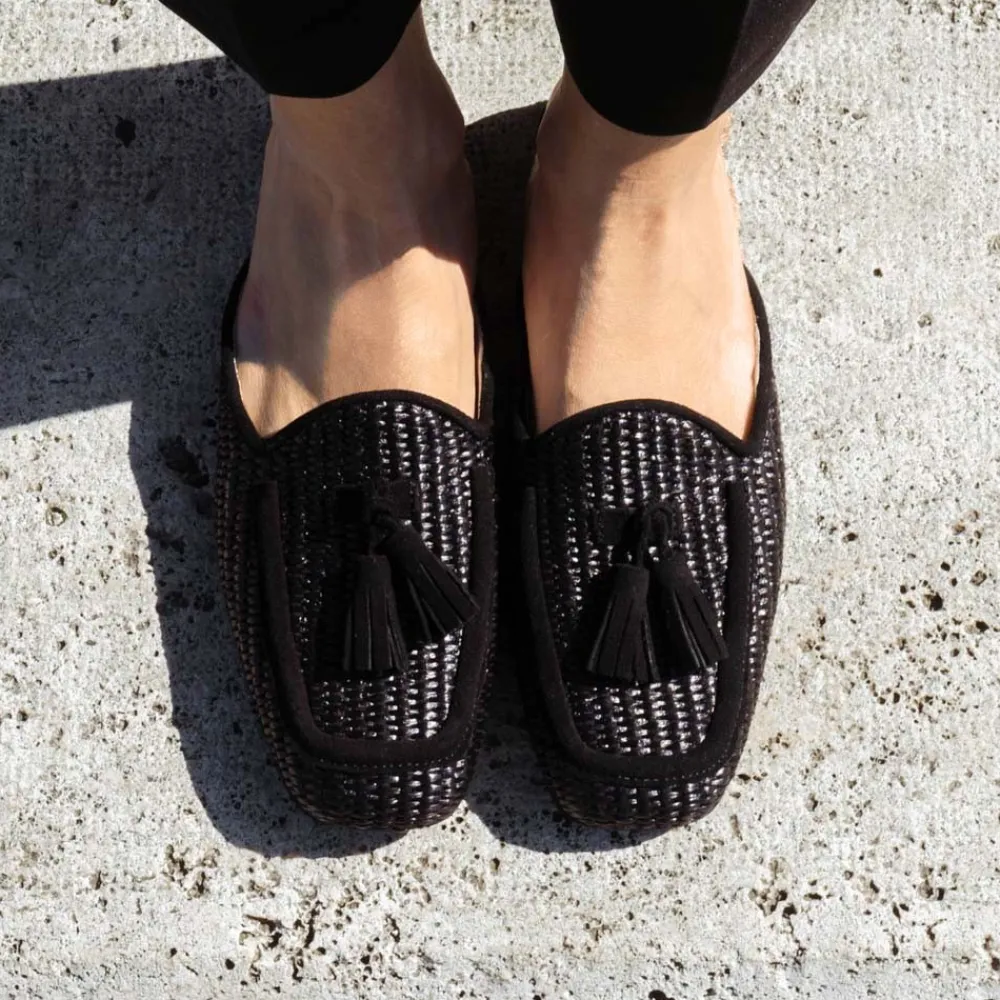 sabot_flat_in_rafia_e_cam_1.webp Stringate & Mocassini | Sabot | Personal Sabot Flat in Rafia e Camoscio con Nappine "CAPRI" - Nero