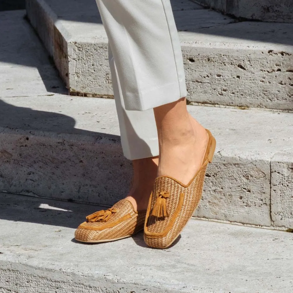 sabot_flat_in_rafia_e_cam_2-1.webp Stringate & Mocassini | Sabot | Personal Sabot Flat in Rafia e Camoscio con Nappine "CAPRI" - Cuoio