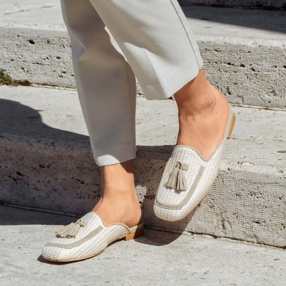 sabot_flat_in_rafia_e_cam_2-2.webp Stringate & Mocassini | Sabot | Personal Sabot Flat in Rafia e Camoscio con Nappine "CAPRI" - Beige