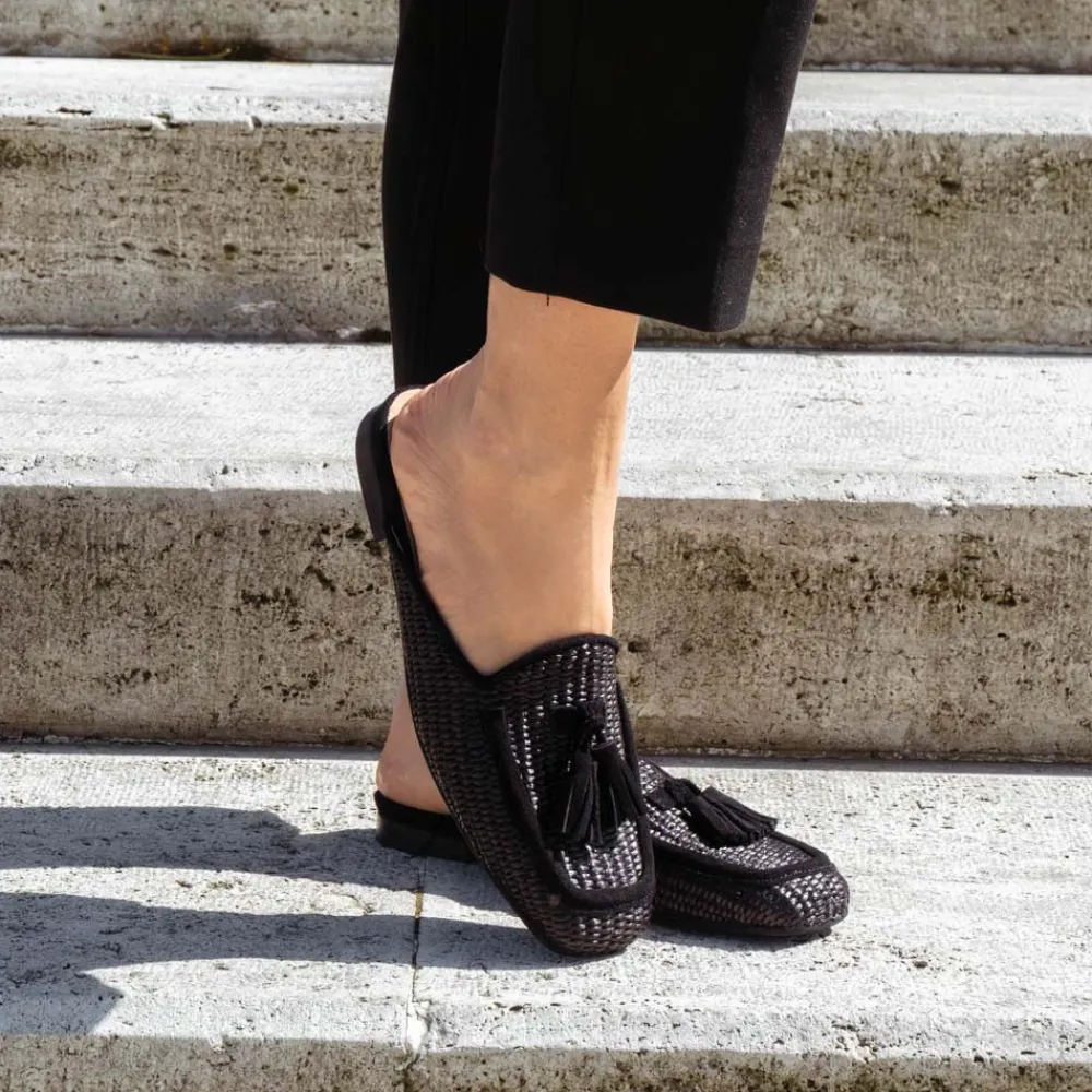 sabot_flat_in_rafia_e_cam_2.webp Stringate & Mocassini | Sabot | Personal Sabot Flat in Rafia e Camoscio con Nappine "CAPRI" - Nero
