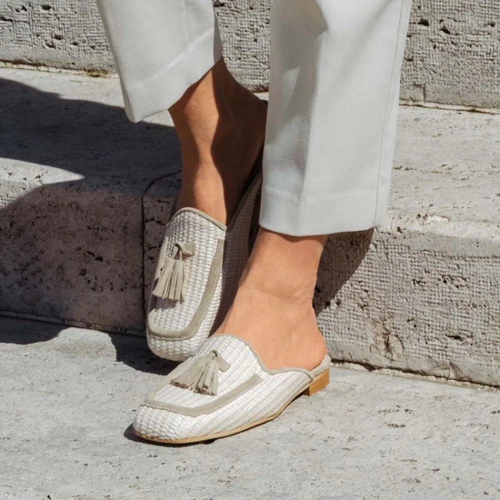 sabot_flat_in_rafia_e_cam_3-2.webp Stringate & Mocassini | Sabot | Personal Sabot Flat in Rafia e Camoscio con Nappine "CAPRI" - Beige