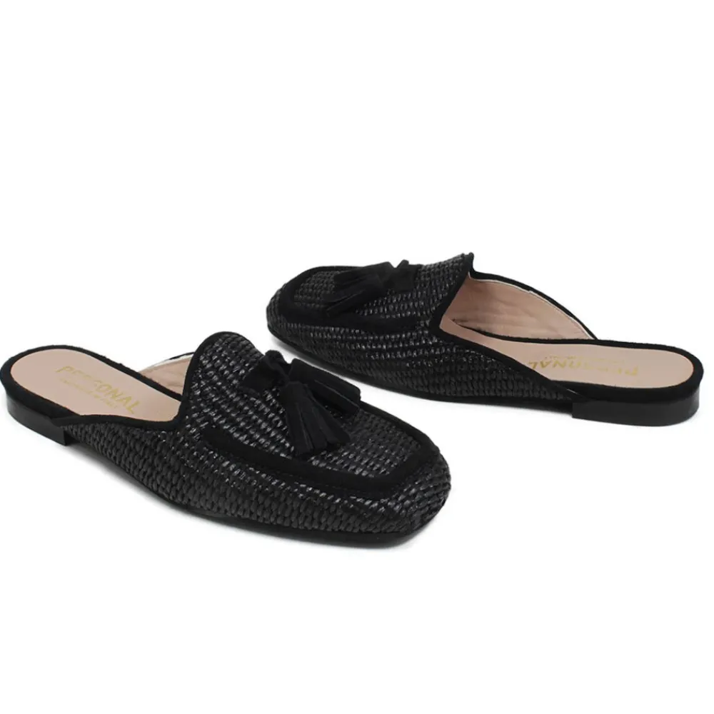 sabot_flat_in_rafia_e_cam_5.webp Stringate & Mocassini | Sabot | Personal Sabot Flat in Rafia e Camoscio con Nappine "CAPRI" - Nero