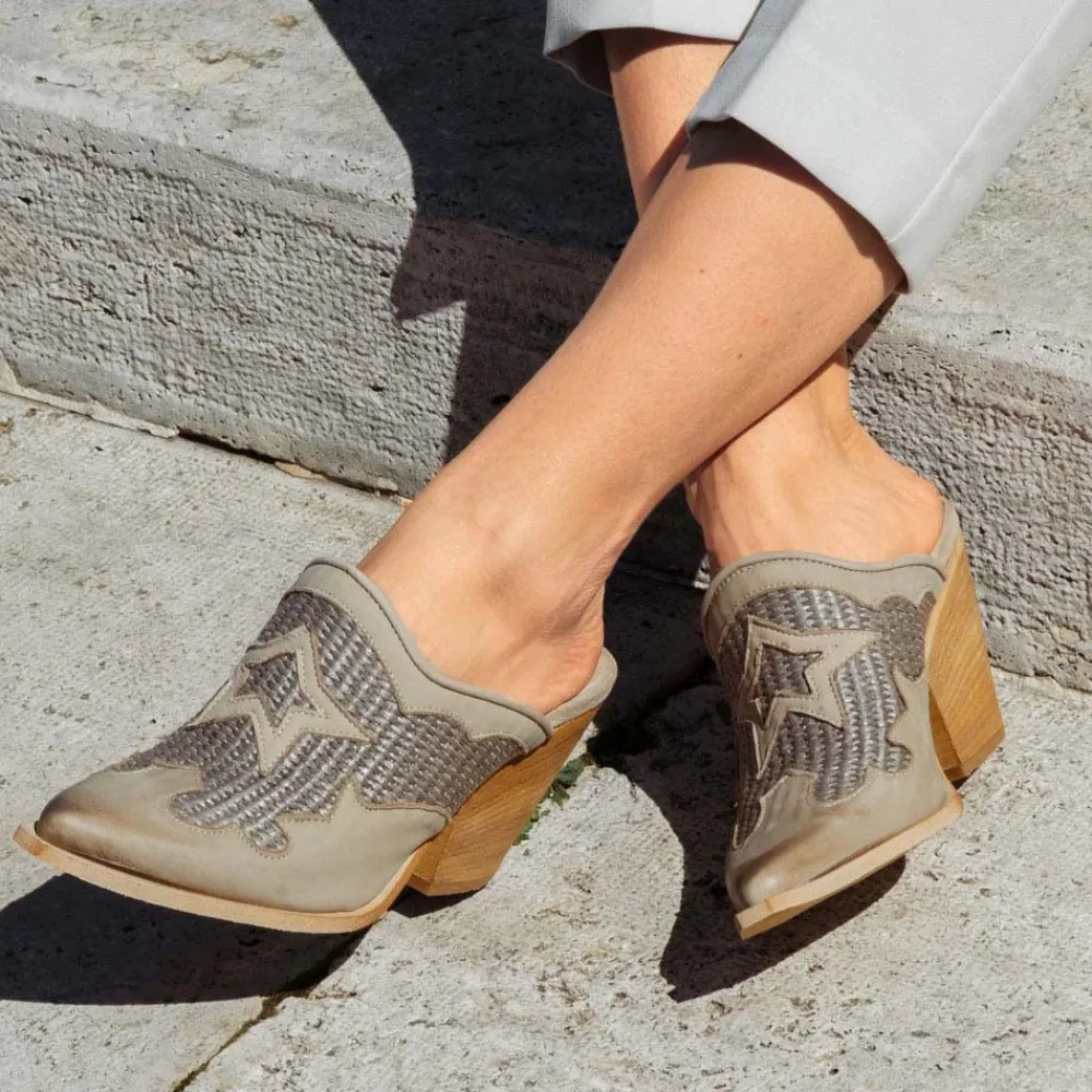 sabot_texani_con_tacco_al_1-4.webp Sabot | Scarpe Con Tacco | Personal Sabot Texani con Tacco Alto "VEGA" - Nabuk e Rafia Taupe