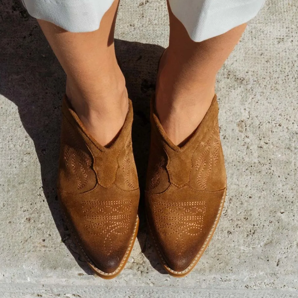 sabot_texani_ricamati_con_1-1.webp Sabot | Scarpe Con Tacco | Personal Sabot Texani Ricamati con Tacco Medio "ADEL" - Camoscio Cuoio