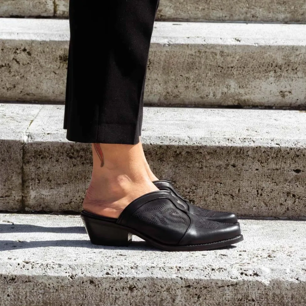 sabot_texani_ricamati_con_1.webp Sabot | Scarpe Con Tacco | Personal Sabot Texani Ricamati con Tacco Medio "ADEL" - Nabuk Nero