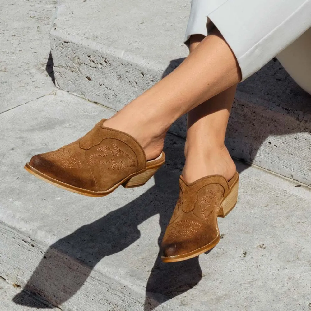 sabot_texani_ricamati_con_2-1.webp Sabot | Scarpe Con Tacco | Personal Sabot Texani Ricamati con Tacco Medio "ADEL" - Camoscio Cuoio