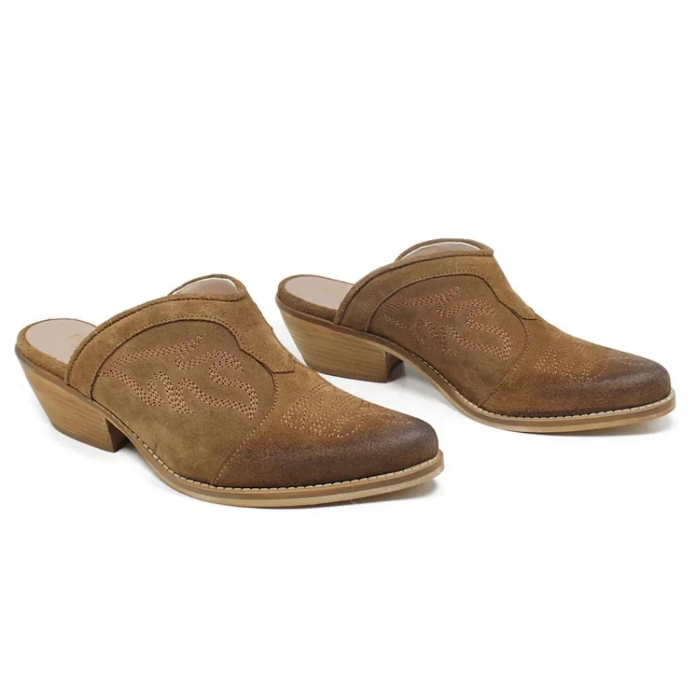 sabot_texani_ricamati_con_4-1.webp Sabot | Scarpe Con Tacco | Personal Sabot Texani Ricamati con Tacco Medio "ADEL" - Camoscio Cuoio