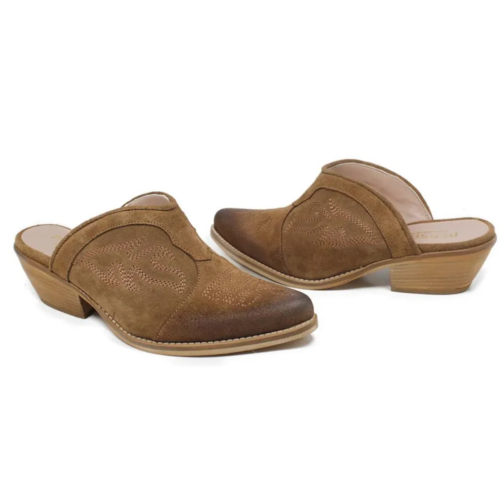 sabot_texani_ricamati_con_5-1.webp Sabot | Scarpe Con Tacco | Personal Sabot Texani Ricamati con Tacco Medio "ADEL" - Camoscio Cuoio