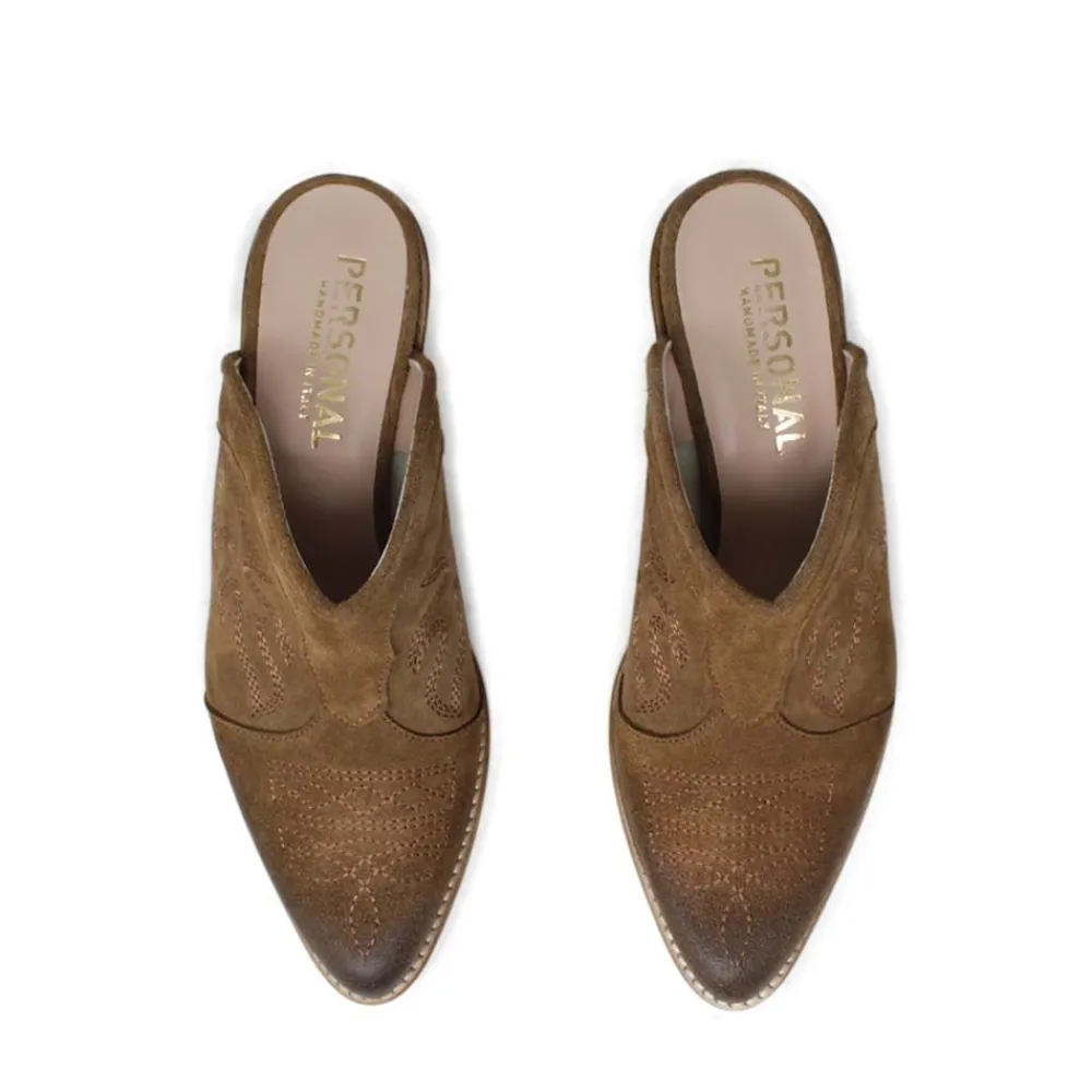 sabot_texani_ricamati_con_7-1.webp Sabot | Scarpe Con Tacco | Personal Sabot Texani Ricamati con Tacco Medio "ADEL" - Camoscio Cuoio