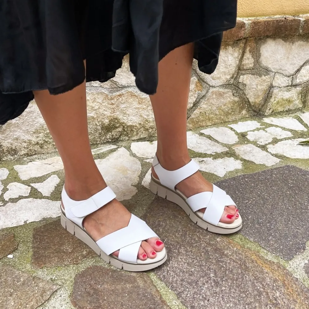 sandali_bassi_comodi_flex_1-3.webp Sandali Con Zeppa | Sandali Bassi | Mañana Sandali Bassi Comodi Flexy in Pelle "F13" - Bianco