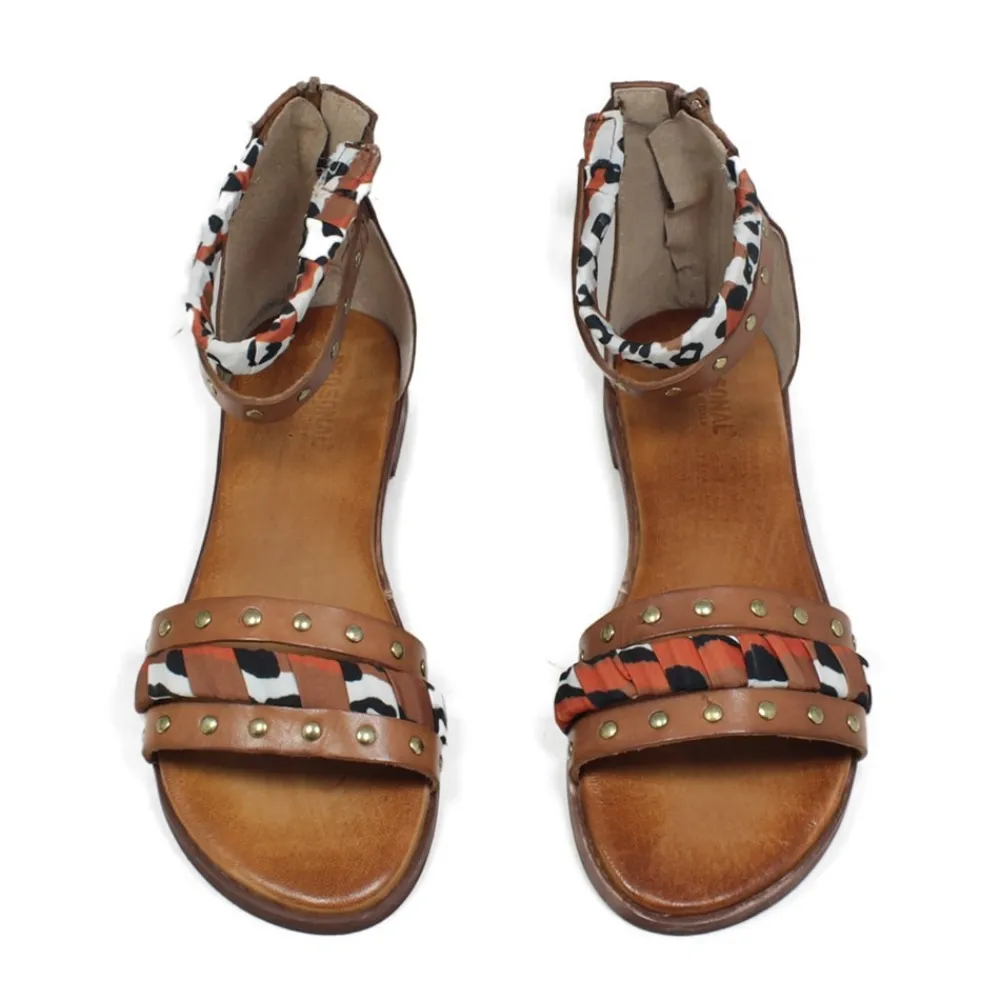 sandali_bassi_con_cavigli_4-1.webp Sandali Bassi | Personal Sandali Bassi con Cavigliera Borchie e Foulard "Vadella" - Cuoio