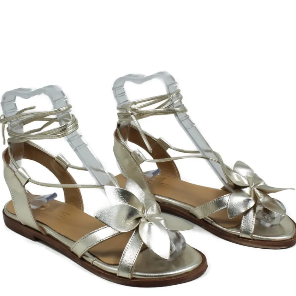 sandali_bassi_con_laccio__0.webp Sandali Bassi | In Time Sandali Bassi con Laccio alla Caviglia e Fiore "Petalo" - Platino