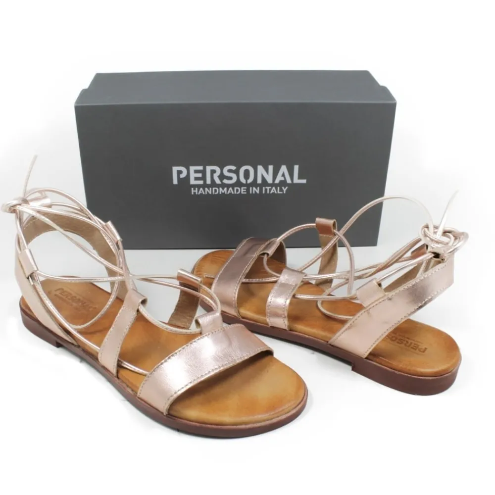 sandali_bassi_con_laccio__2-4.webp Sandali Bassi | Personal Sandali Bassi con Laccio alla Caviglia "Cornelia" - Rame/Cuoio LaminatoRame