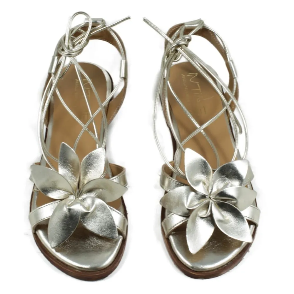 sandali_bassi_con_laccio__2.webp Sandali Bassi | In Time Sandali Bassi con Laccio alla Caviglia e Fiore "Petalo" - Platino