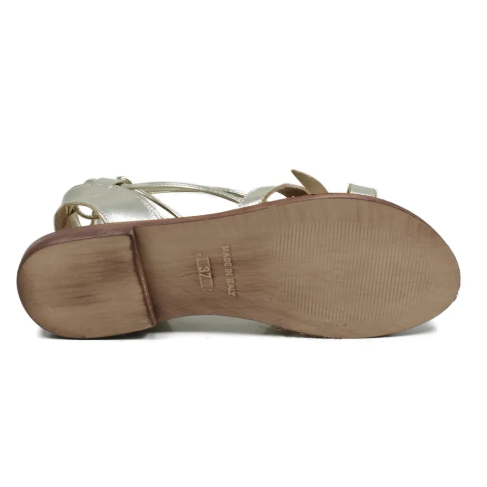 sandali_bassi_con_laccio__3.webp Sandali Bassi | In Time Sandali Bassi con Laccio alla Caviglia e Fiore "Petalo" - Platino