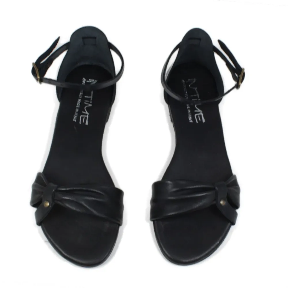 sandali_bassi_flat_in_pel_1-1.webp Sandali Bassi | In Time Sandali Bassi Flat in Pelle "Luna" - Nero