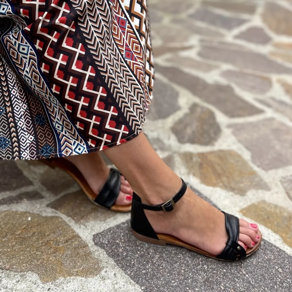 sandali_bassi_flat_in_pel_1-3.webp Sandali Bassi | In Time Sandali Bassi Flat in Pelle "Luna" - /Cuoio Nero