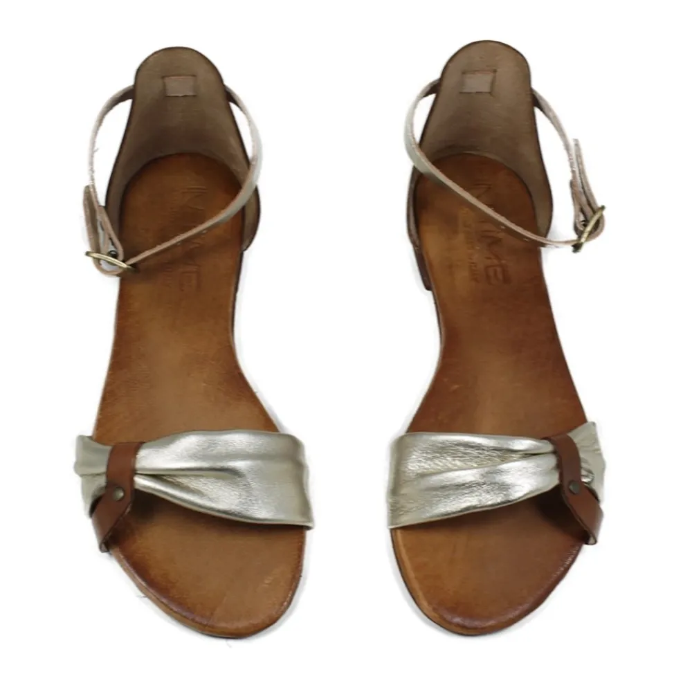 sandali_bassi_flat_in_pel_1-5.webp Sandali Bassi | In Time Sandali Bassi Flat in Pelle "Luna" - Cuoio/ Platino