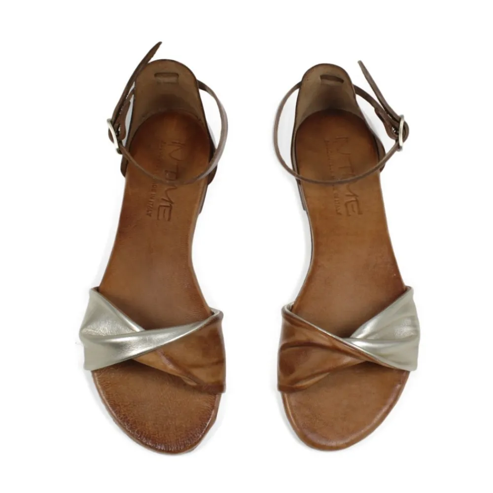 sandali_bassi_flat_in_pel_1.webp Sandali Bassi | In Time Sandali Bassi Flat in Pelle "Procida" - /Platino Cuoio