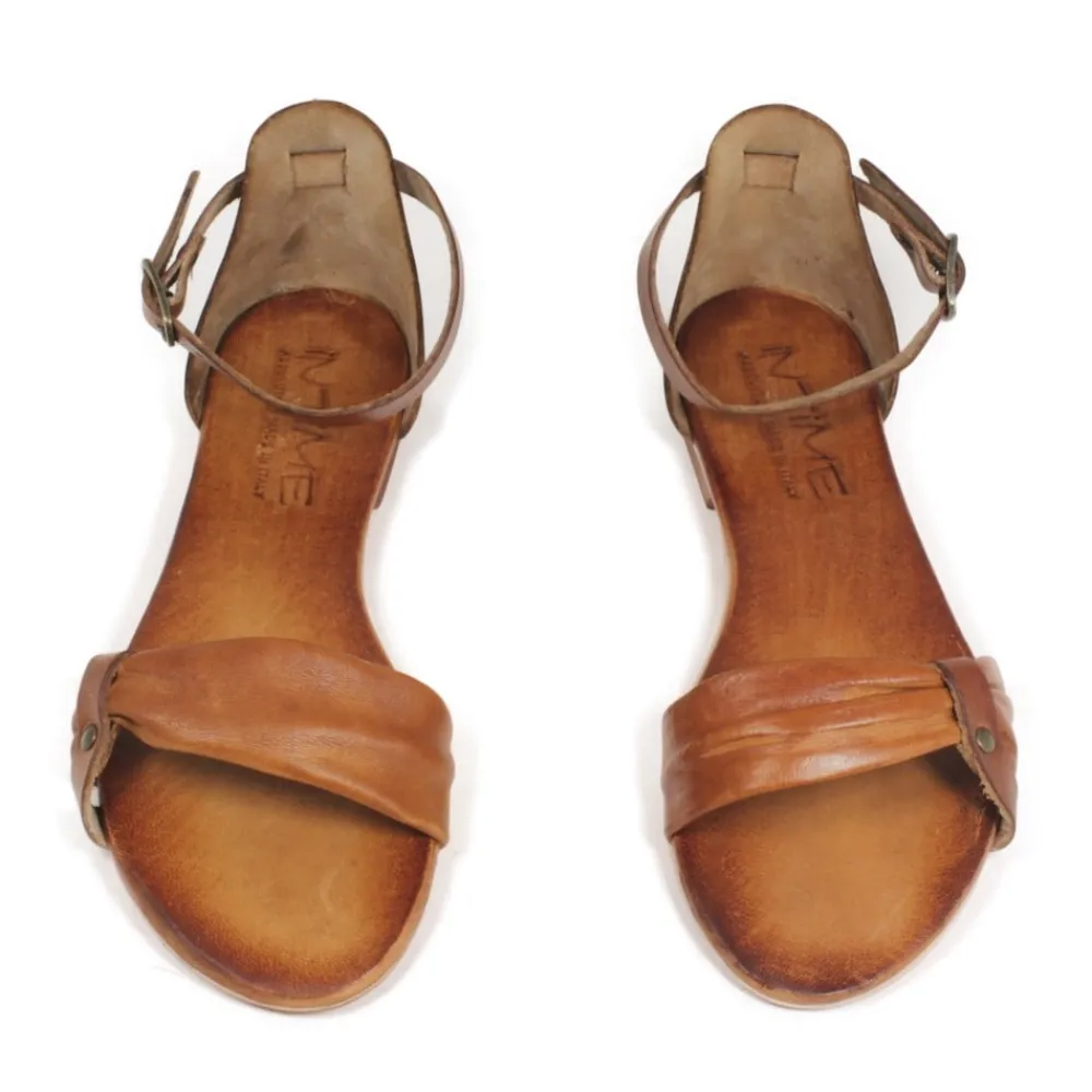 sandali_bassi_flat_in_pel_2-2.webp Sandali Bassi | In Time Sandali Bassi Flat in Pelle "Luna" - Cuoio