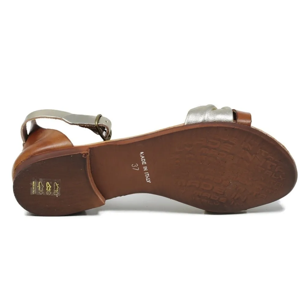 sandali_bassi_flat_in_pel_3-2.webp Sandali Bassi | In Time Sandali Bassi Flat in Pelle "Luna" - Cuoio/ Platino