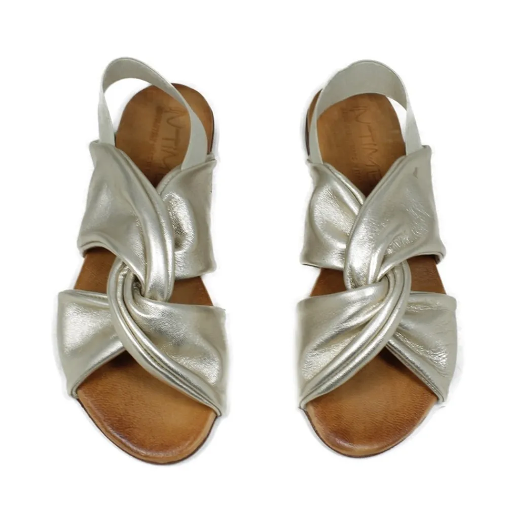 sandali_bassi_flat_in_pel_4-1.webp Sandali Bassi | In Time Sandali Bassi Flat in Pelle con elastico "Cross" - Platino