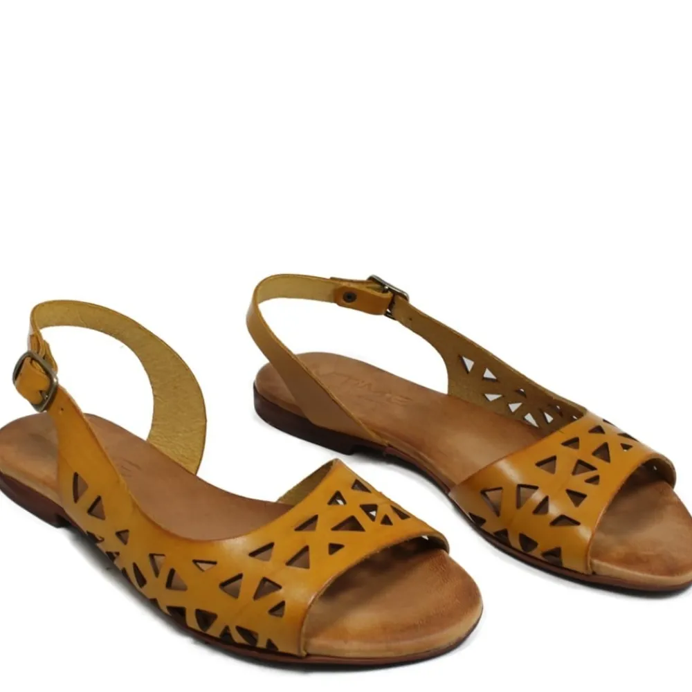 sandali_bassi_flat_trafor_0-4.webp Sandali Bassi | In Time Sandali Bassi Flat Traforati in Pelle "Patty" - /Cuoio Ocra