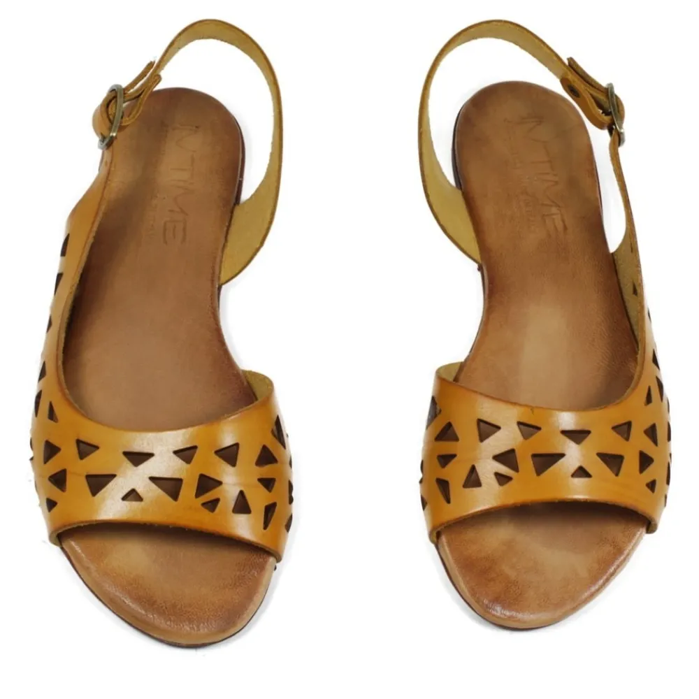 sandali_bassi_flat_trafor_1-4.webp Sandali Bassi | In Time Sandali Bassi Flat Traforati in Pelle "Patty" - /Cuoio Ocra