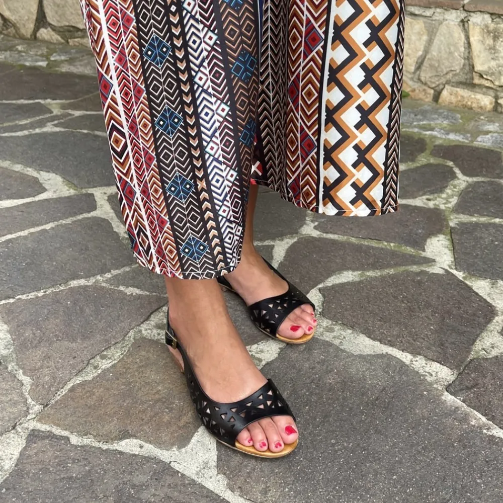 sandali_bassi_flat_trafor_1.webp Sandali Bassi | In Time Sandali Bassi Flat Traforati in Pelle "Patty" - /Cuoio Nero