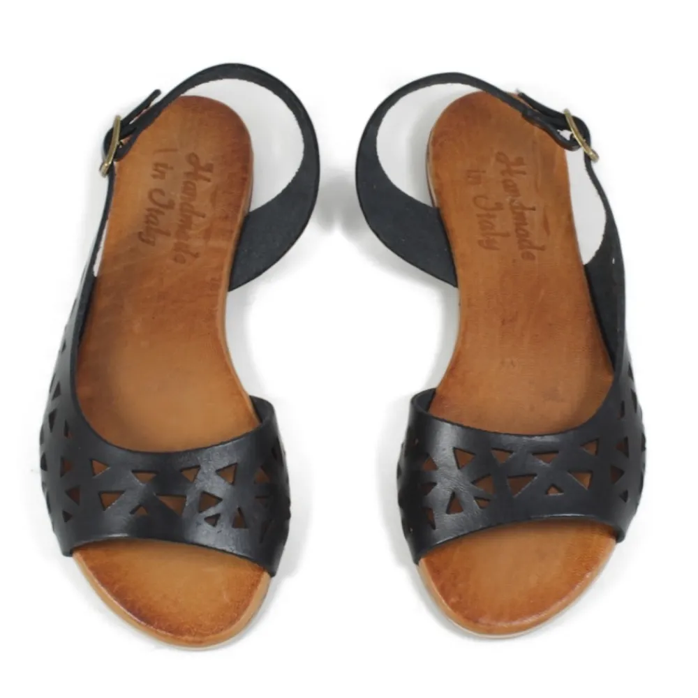 sandali_bassi_flat_trafor_2.webp Sandali Bassi | In Time Sandali Bassi Flat Traforati in Pelle "Patty" - /Cuoio Nero