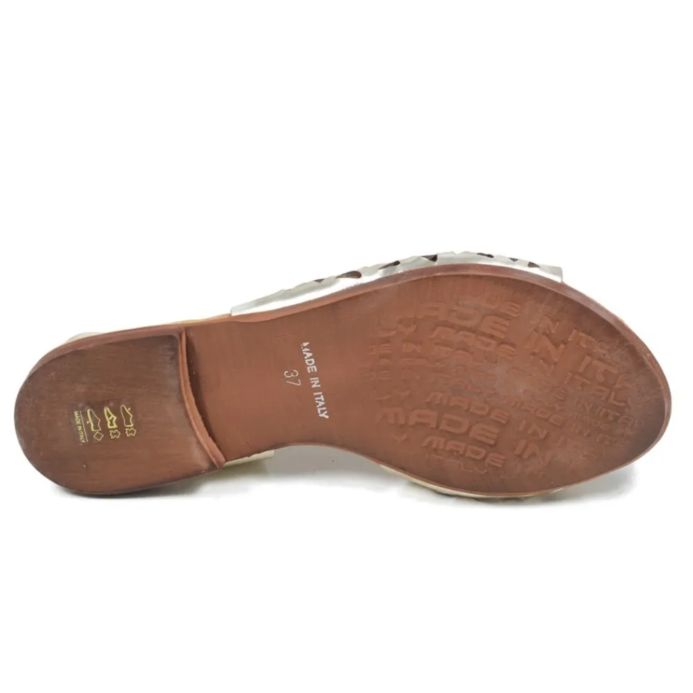 sandali_bassi_flat_trafor_3-1.webp Sandali Bassi | In Time Sandali Bassi Flat Traforati in Pelle "Patty" - Platino