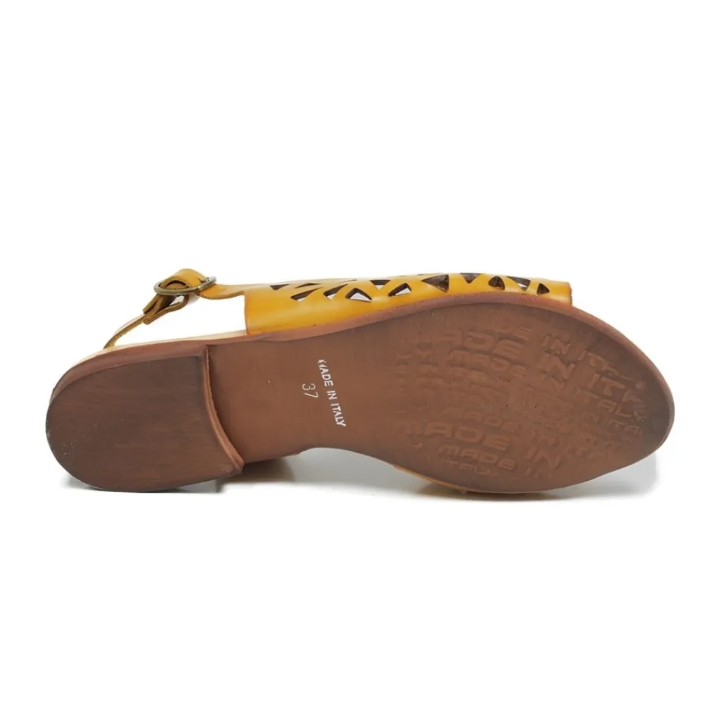 sandali_bassi_flat_trafor_3-2.webp Sandali Bassi | In Time Sandali Bassi Flat Traforati in Pelle "Patty" - /Cuoio Ocra