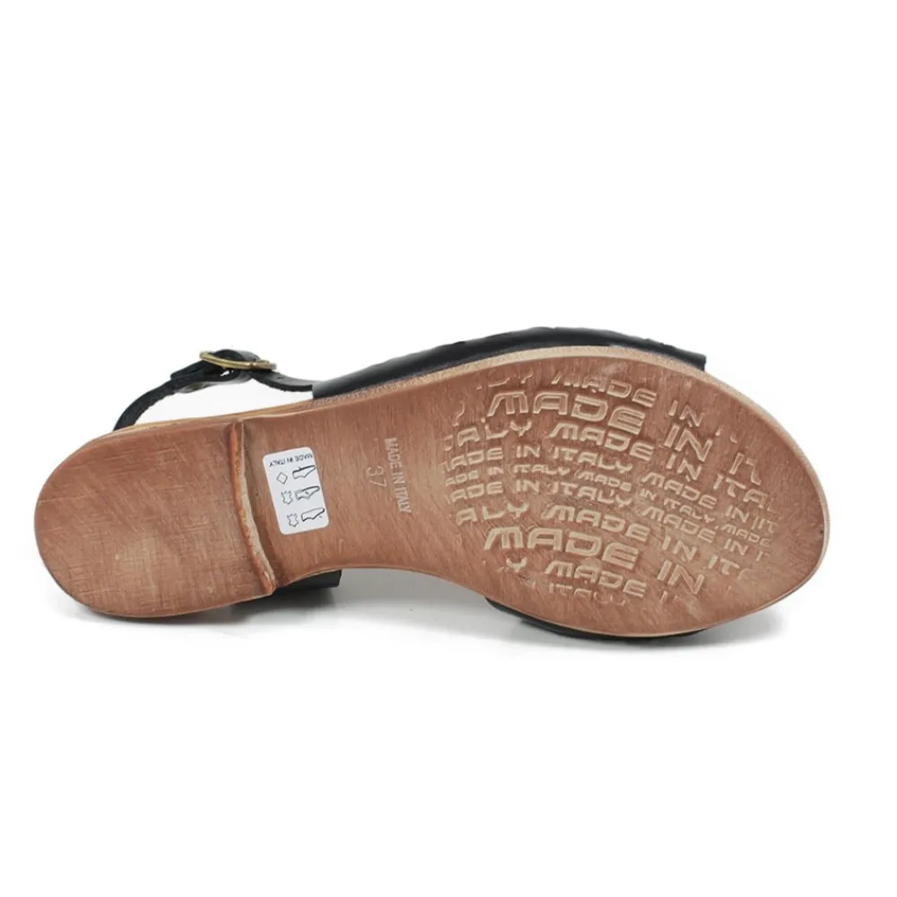 sandali_bassi_flat_trafor_3.webp Sandali Bassi | In Time Sandali Bassi Flat Traforati in Pelle "Patty" - /Cuoio Nero