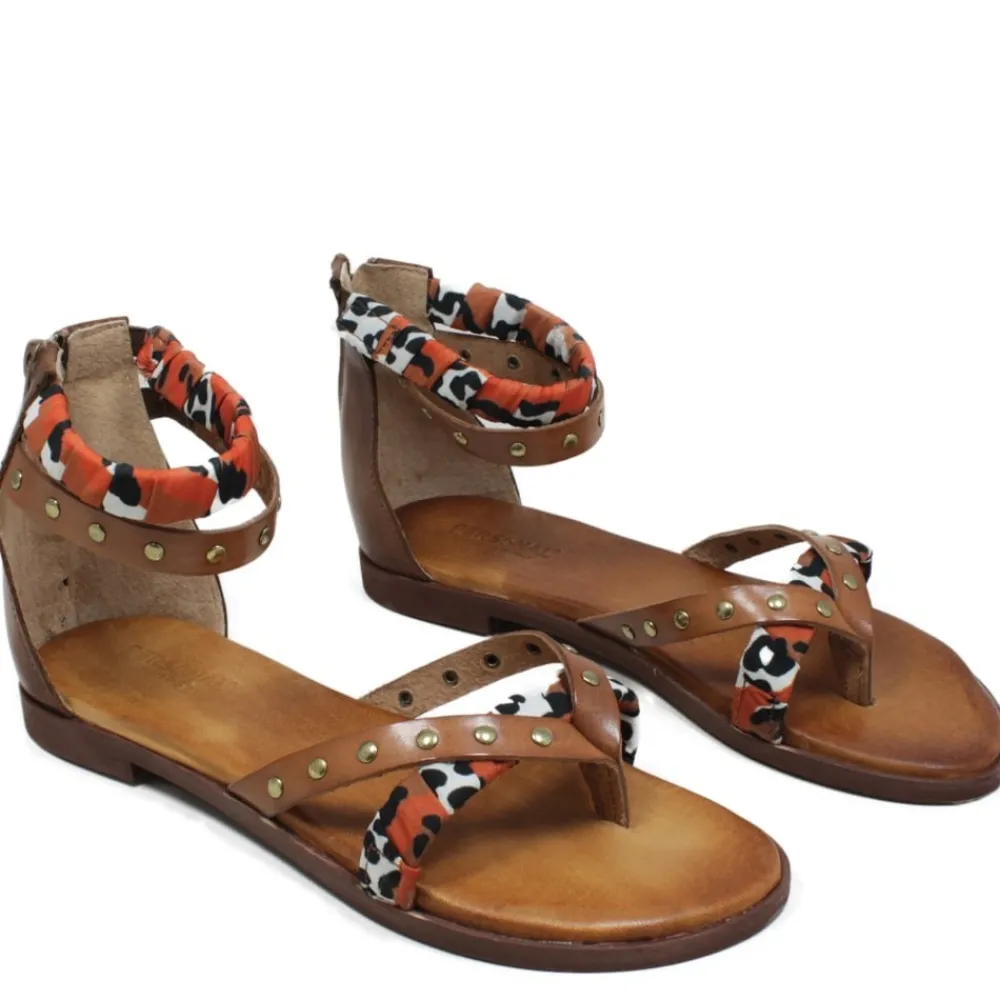 sandali_bassi_infradito_c_0-3.webp Sandali Bassi | Personal Sandali Bassi Infradito con Cavigliera Borchie e Foulard "Benirras" - Cuoio