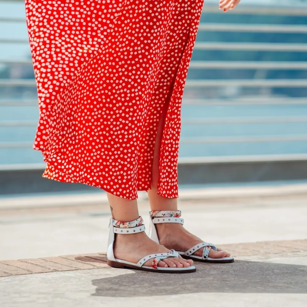 sandali_bassi_infradito_c_1-2.webp Sandali Bassi | Personal Sandali Bassi Infradito con Cavigliera Borchie e Foulard "Benirras" - Bianco