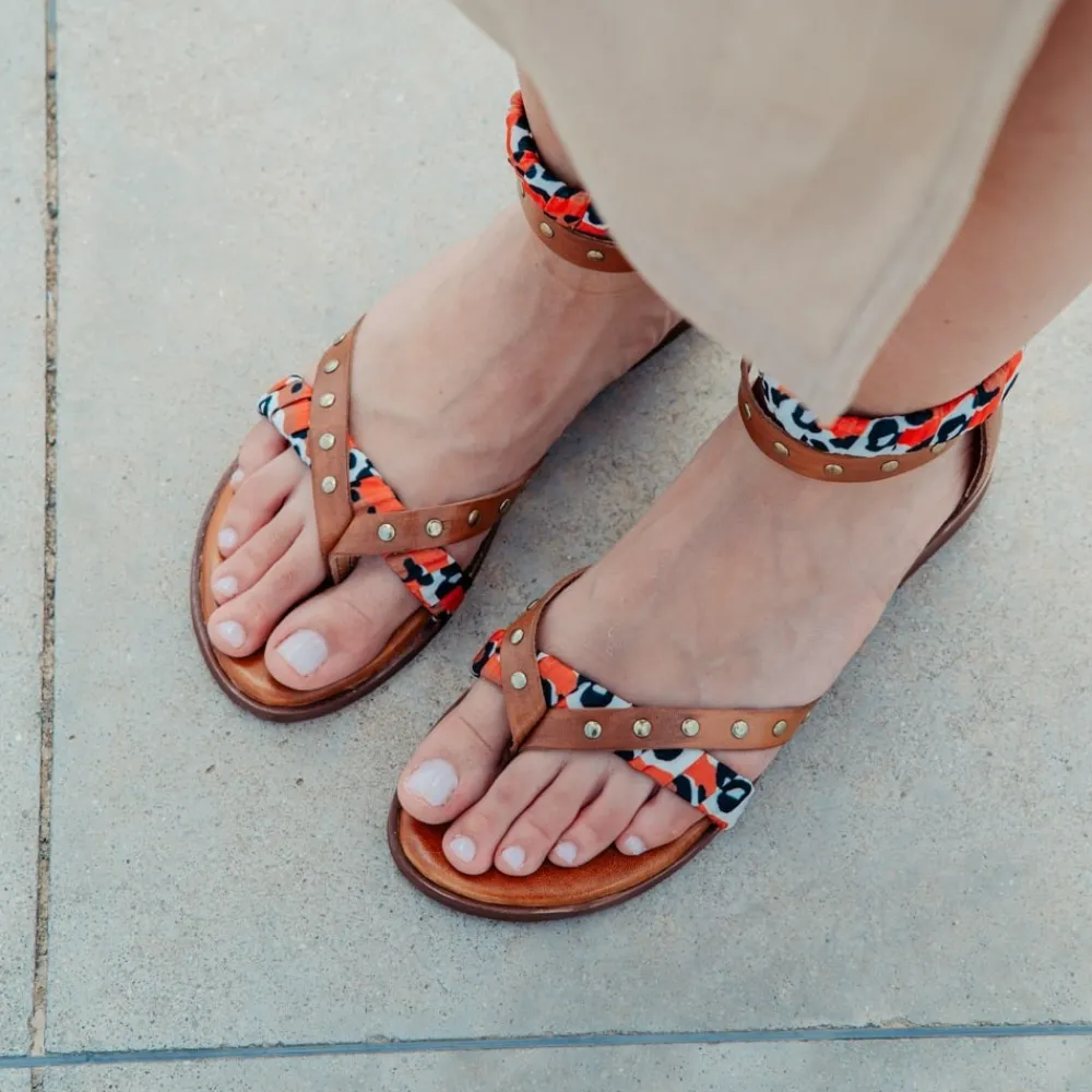 sandali_bassi_infradito_c_1-3.webp Sandali Bassi | Personal Sandali Bassi Infradito con Cavigliera Borchie e Foulard "Benirras" - Cuoio