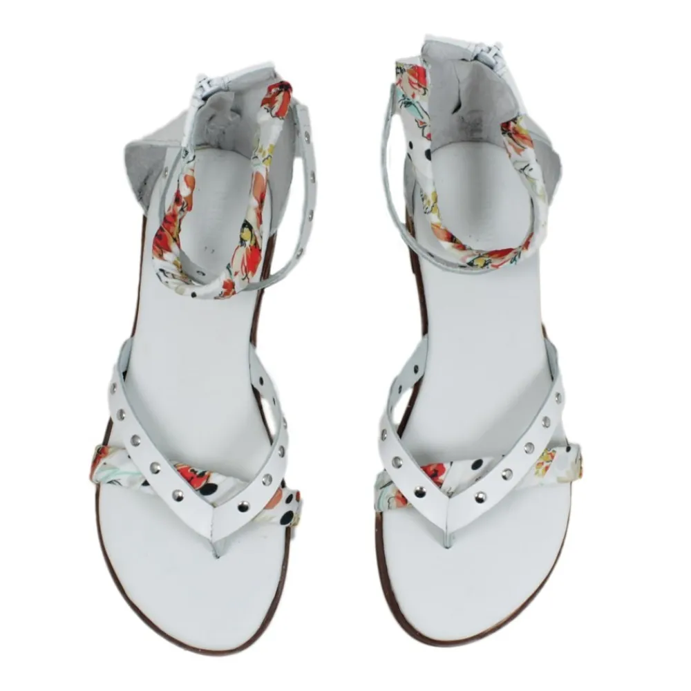 sandali_bassi_infradito_c_2-2.webp Sandali Bassi | Personal Sandali Bassi Infradito con Cavigliera Borchie e Foulard "Benirras" - Bianco